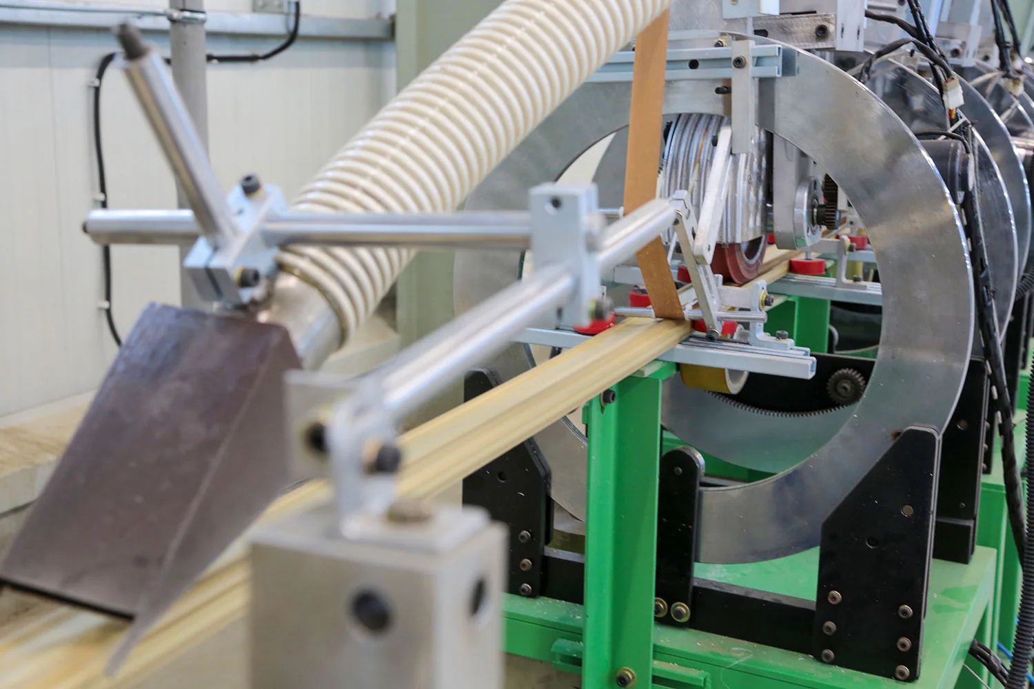 DECOMASTER production equipment processing a decorative profile